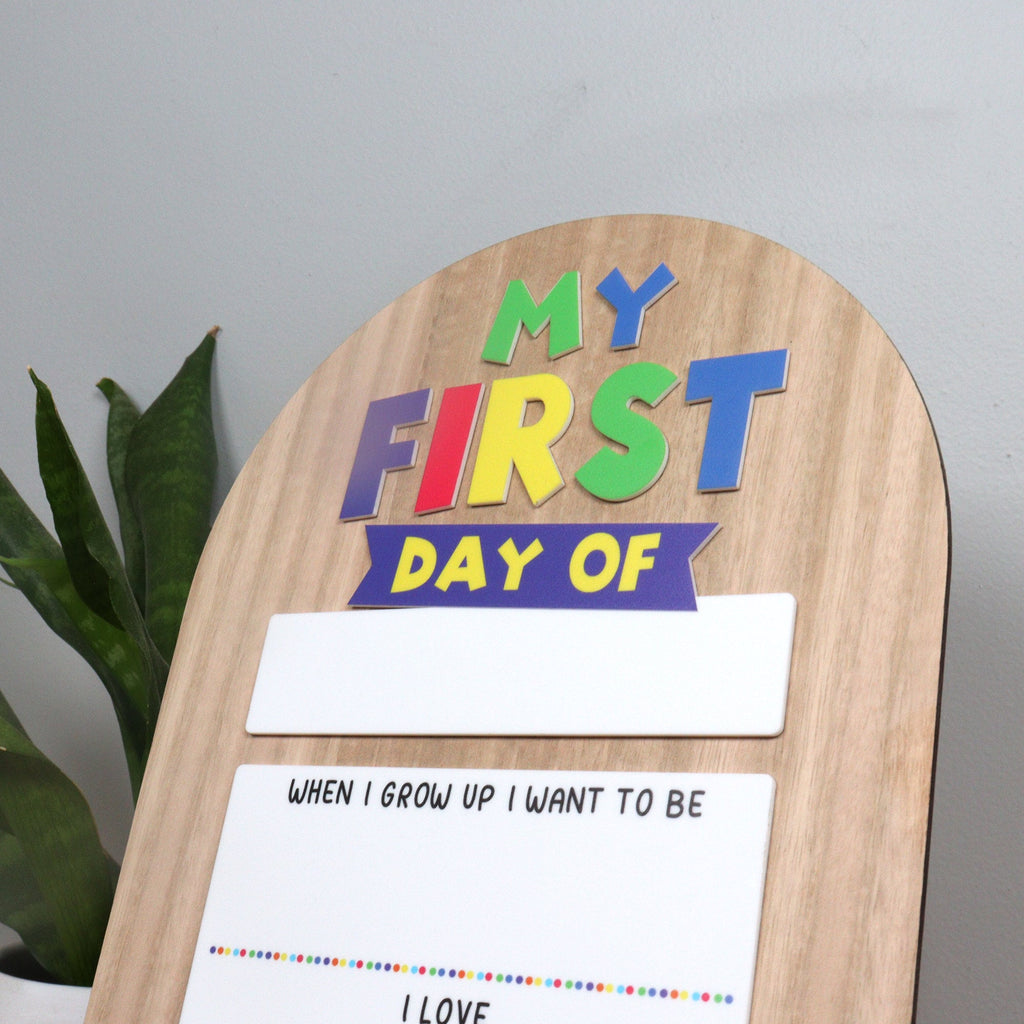 First day of school 3D whiteboard photo prop - Last Day - Colourful and fun design